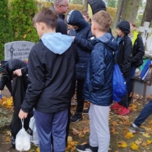 Sprzątamy groby