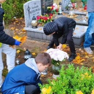 Sprzątamy groby
