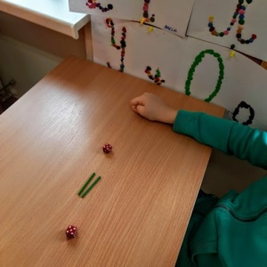 Mniej, więcej, po równo