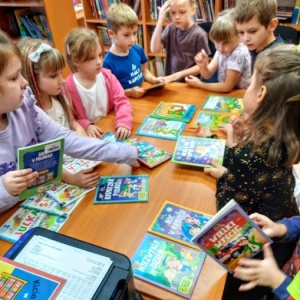SPOTKANIA CZYTELNICZE W BIBLIOTECE SZKOLNEJ :)