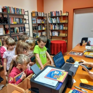 SPOTKANIA CZYTELNICZE W BIBLIOTECE SZKOLNEJ :)
