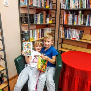 SPOTKANIA CZYTELNICZE W BIBLIOTECE SZKOLNEJ :)