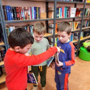SPOTKANIA CZYTELNICZE W BIBLIOTECE SZKOLNEJ :)