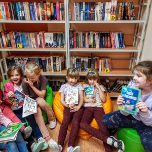 SPOTKANIA CZYTELNICZE W BIBLIOTECE SZKOLNEJ :)