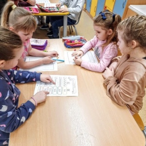 STARSI czytają MŁODSZYM